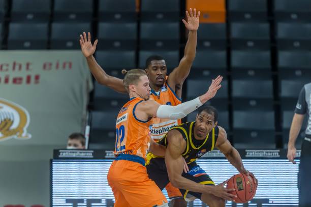 张琳艳等前 张琳艳等前